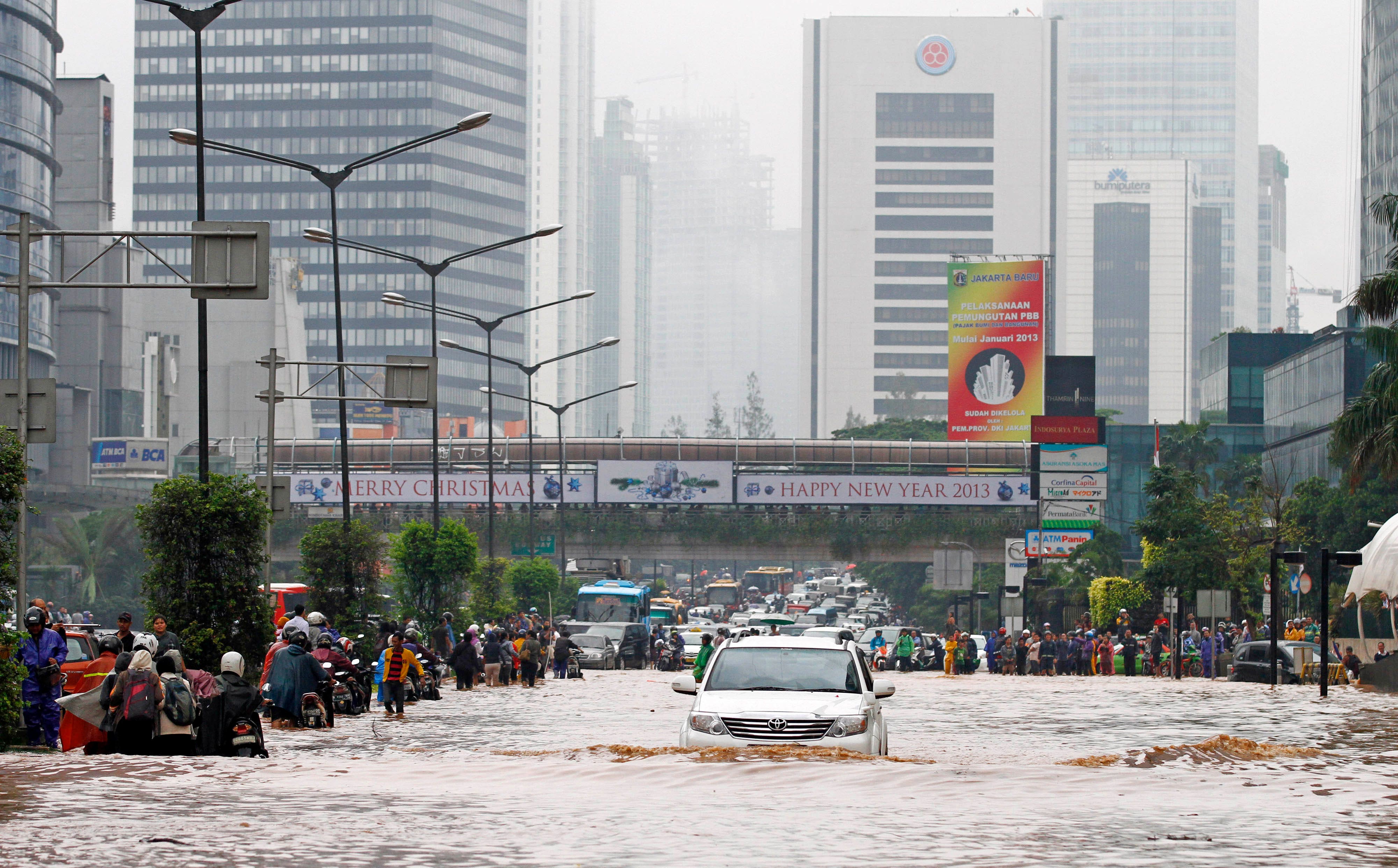 7 of 10 SINKING; Indonesia Jakarta worst floods since 2007! Ground